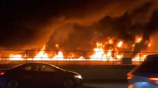 Vuurzee op snelweg in VS nadat tankwagen kantelt