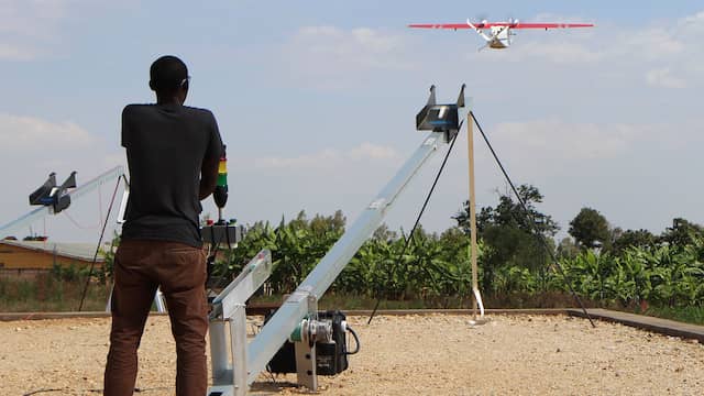 Een man lanceert een drone in Rwanda. Op deze foto uit 2016 gaat het nog om een proefvlucht. De drones kunnen bijvoorbeeld medicijnen of bloedmonsters vervoeren.