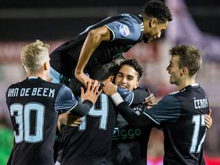 Ajax bekert verder na eenvoudige zege op Kozakken Boys