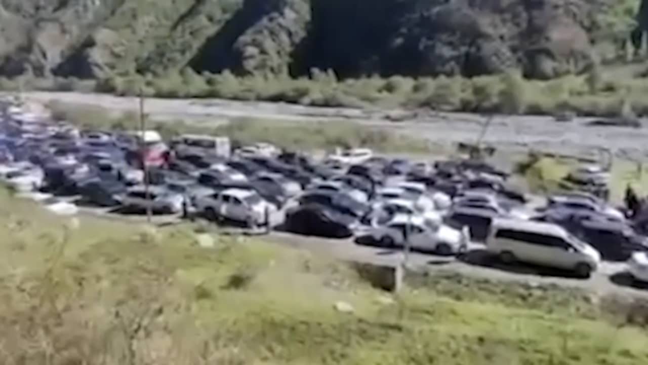 Beeld uit video: Russen staan in kilometerslange file bij Georgische grens