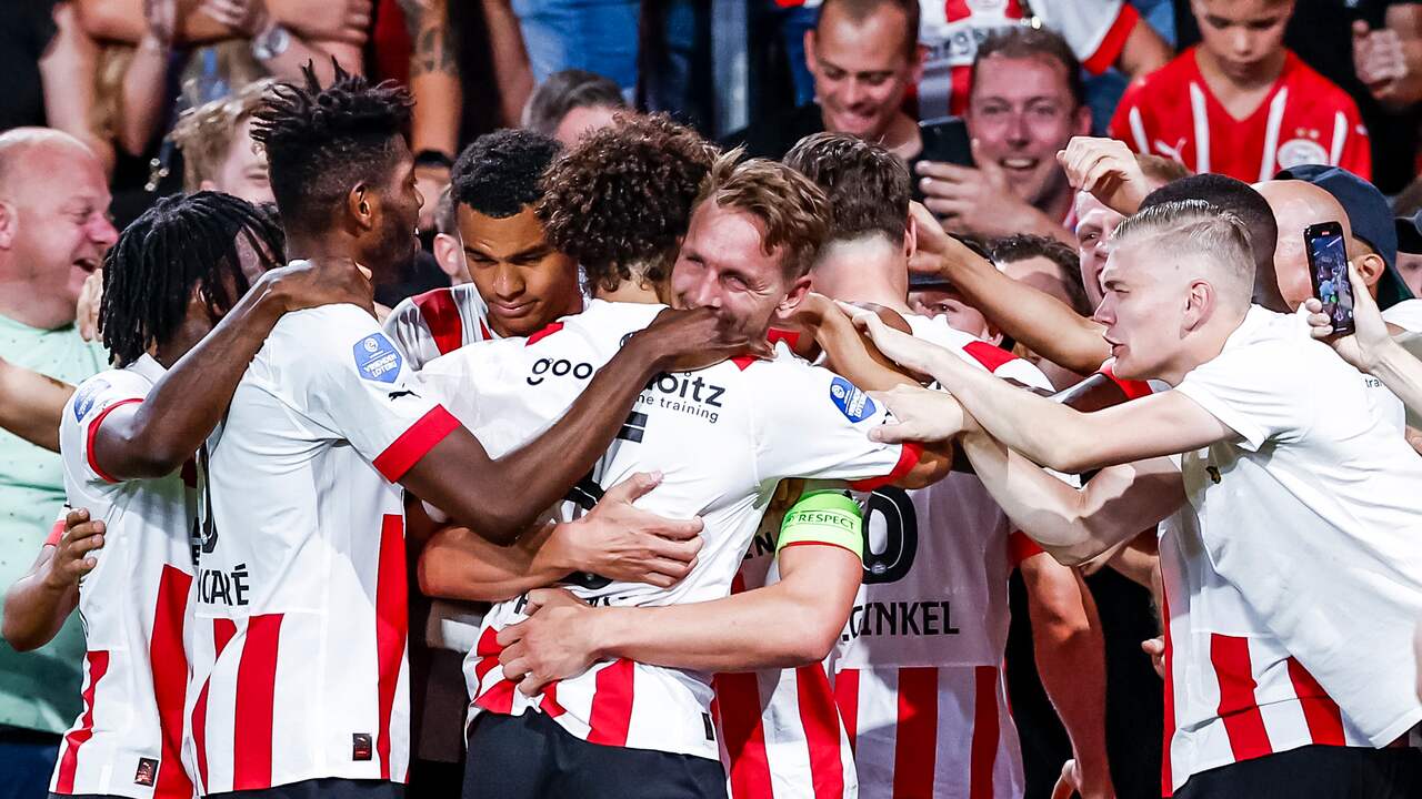 PSV viert de winnende goal van Luuk de Jong.