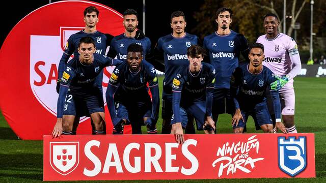 De elftalfoto werd een negentalfoto bij Belenenses.