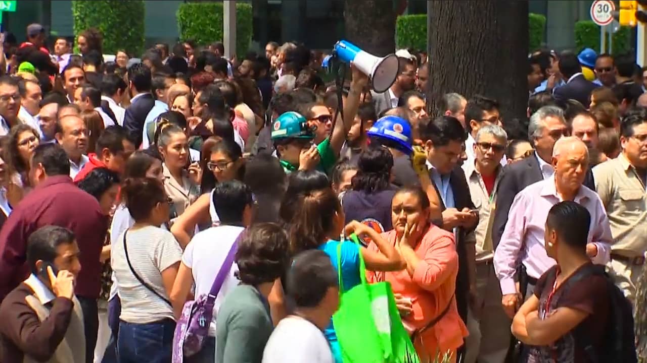 Mexicanen zoeken veilig heenkomen op straat tijdens aardbeving