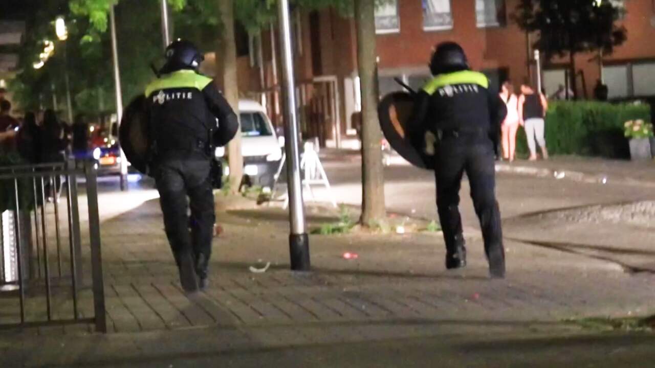 Beeld uit video: Jongeren botsen met ME na illegale bokswedstrijd in Helmond