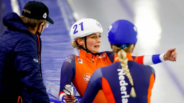 Jillert Anema, Irene Schouten en Marijke Groenewoud analyseren de massastart na de race.