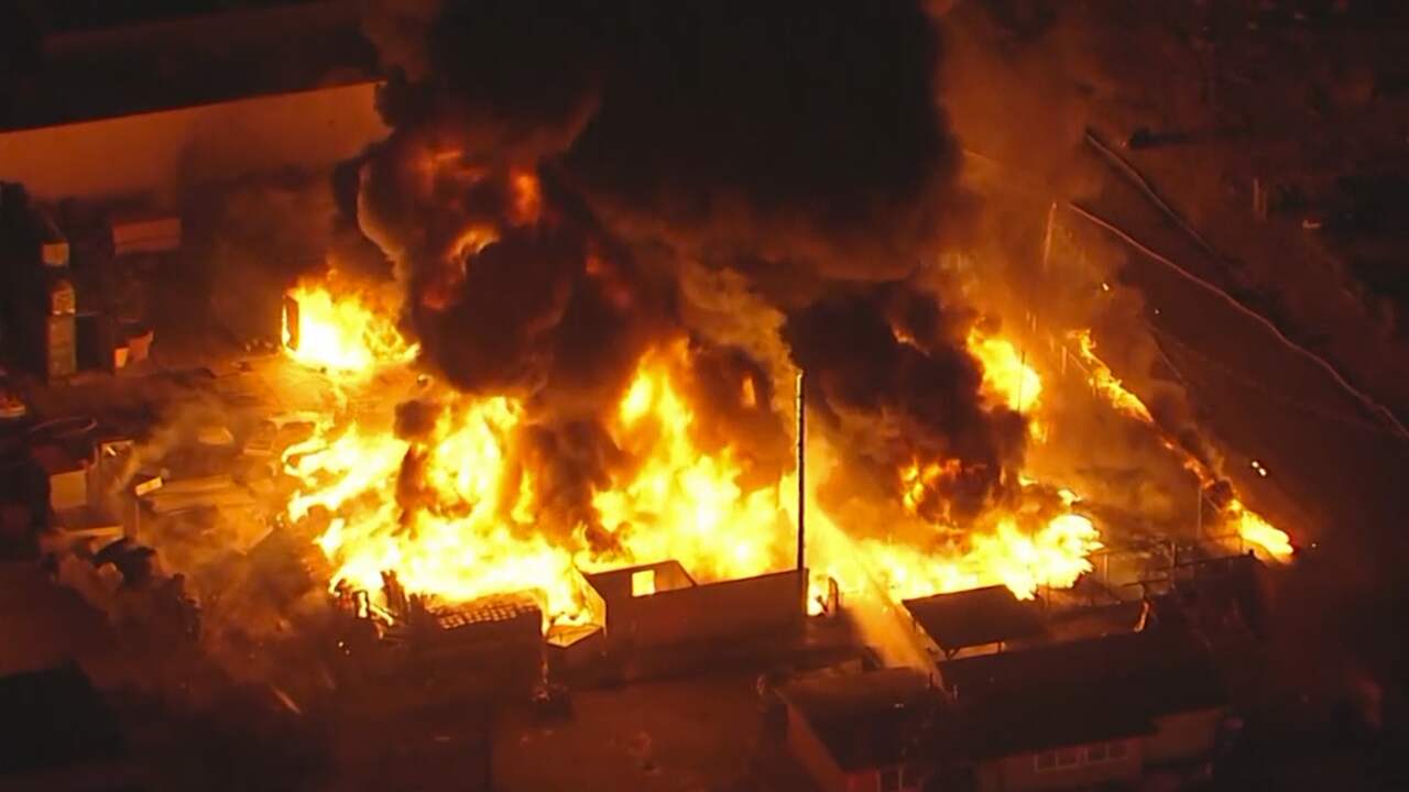 Beeld uit video: Nieuwshelikopter filmt grote brand bij Los Angeles