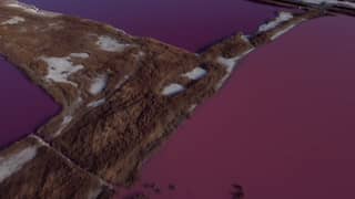 Drone filmt roze water in 'Dode Zee van China'