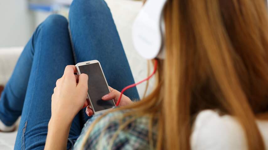 WHO: Wereldwijd lopen jongeren risico op gehoorschade door audiospelers