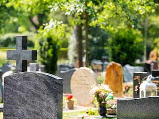 Geliefden herdenken tijdens Allerzielen Alom op begraafplaats Essenhof