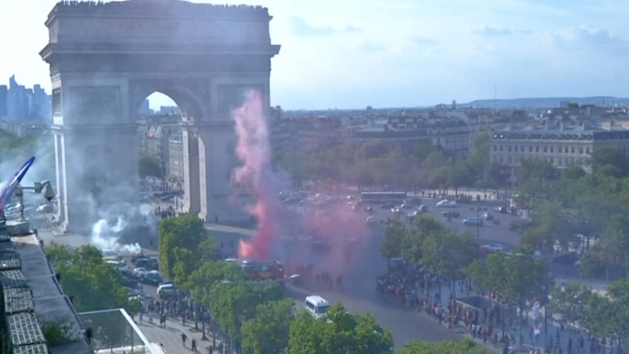 Beeld uit video: Fransen vieren feest bij de Champs-Élysées na winst op Uruguay