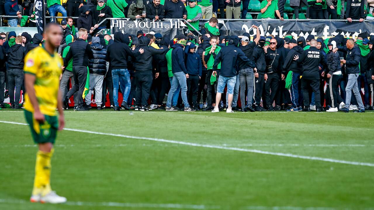Tijdens de wedstrijd stonden veel fans van ADO al langs de lijn.