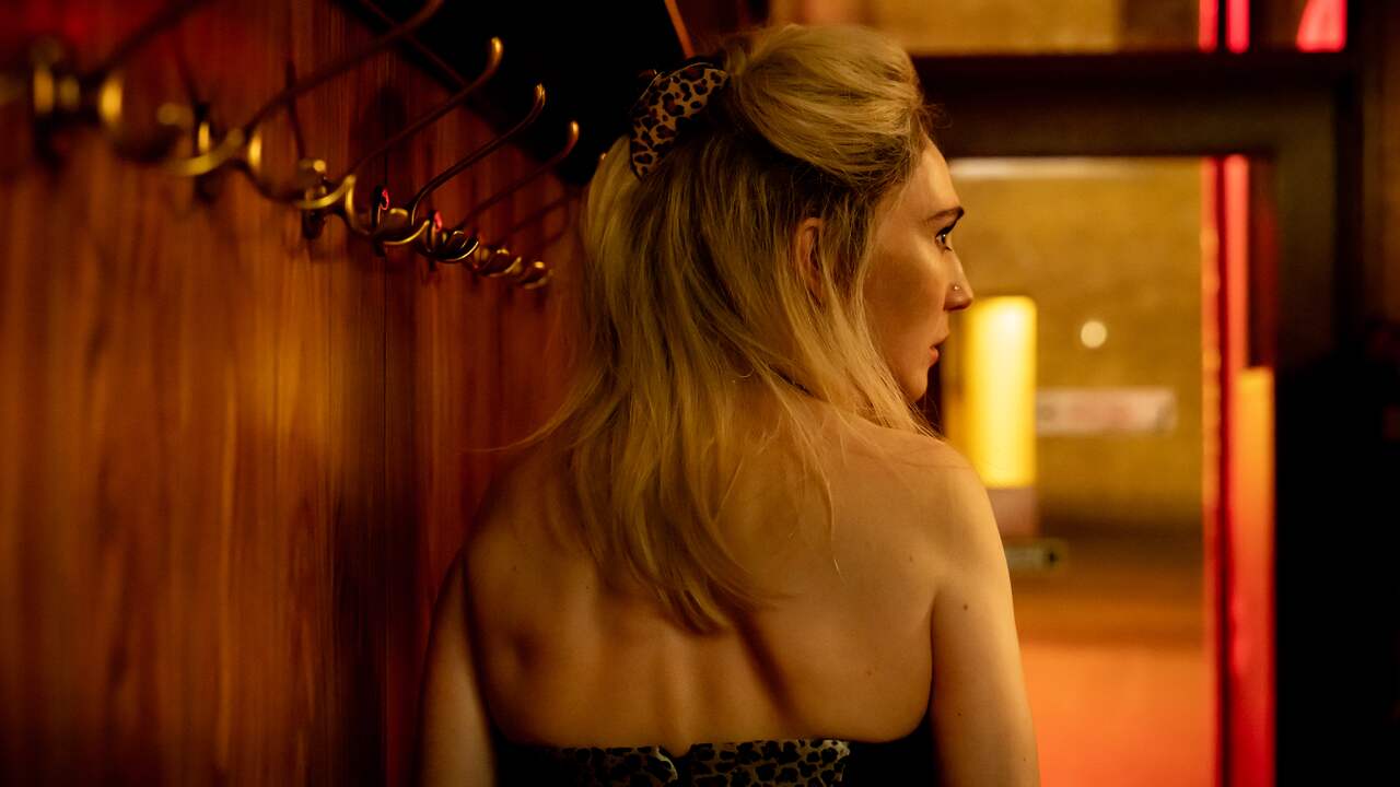 Carice van Houten speelt in Red Light een sekswerker die samen met haar man - en tevens pooier - in een club werkt.
