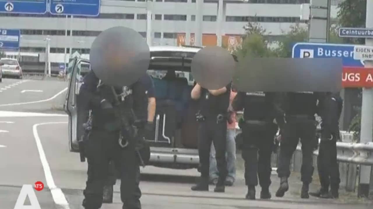 Controle marechaussee op Schiphol