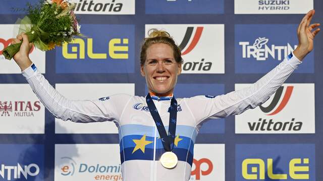 Ellen van Dijk viert haar Europese titel op de weg.