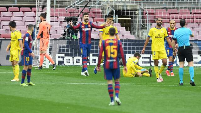 Teleurstelling bij Barcelona na de penalty voor Cádiz.