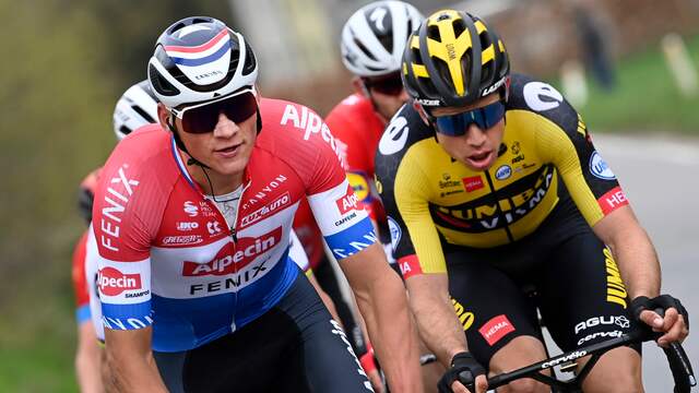 Mathieu van der Poel reed op de Oude Kwaremont weg bij Wout van Aert.