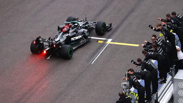 Vreugde bij Mercedes na de zege van Lewis Hamilton.