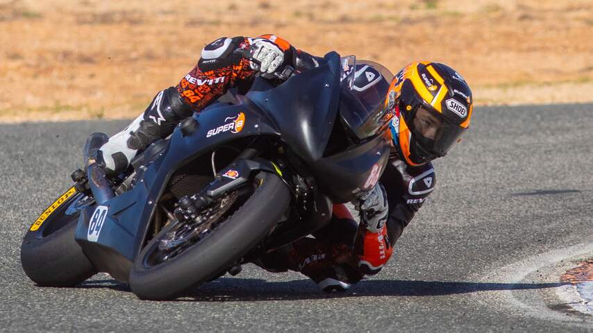 Zestienjarige Zonta van den Goorbergh debuteert met 24e plaats in Moto2