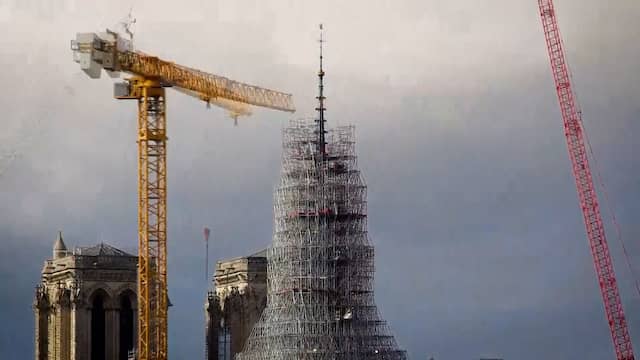Timelapse toont hoe steigers worden weggehaald bij Notre-Dame
