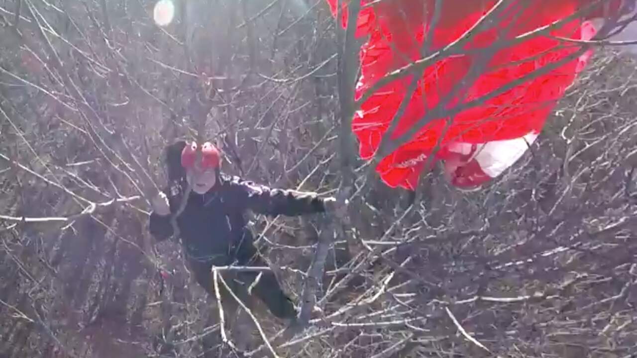 Paraglider met behulp van helikopter uit boom in Alabama gered