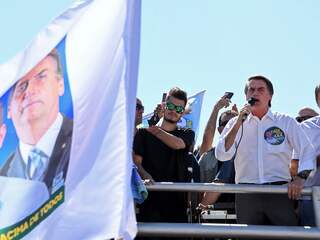 Braziliaanse presidentskandidaat Bolsonaro in buik gestoken tijdens campagne