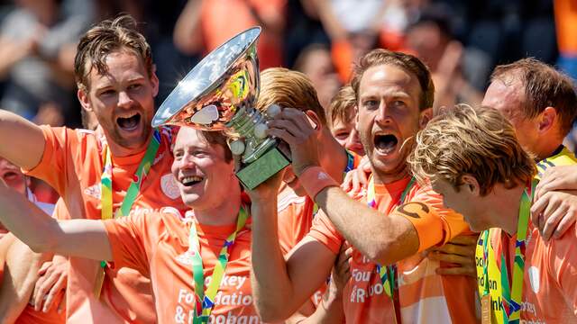 De hockeyers vieren het veroveren van de Europese titel.