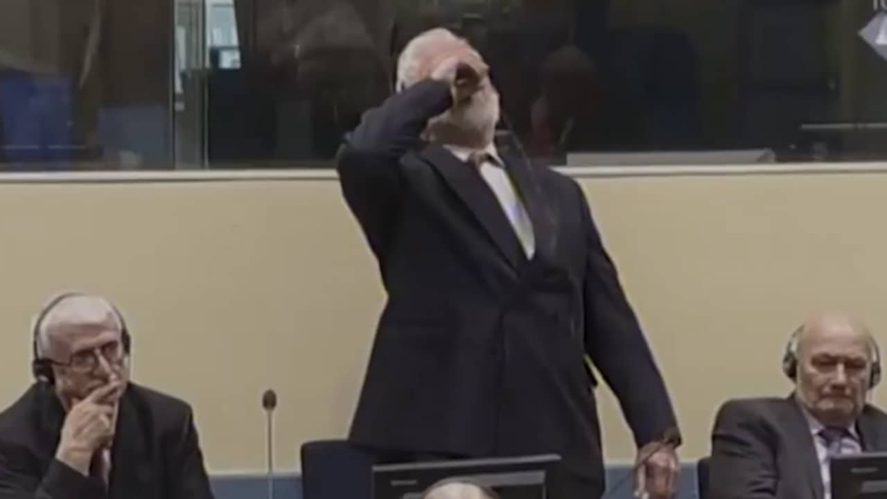 Beeld uit video: Oorlogsmisdadiger drinkt vergif in rechtbank bij Joegoslavië-Tribunaal