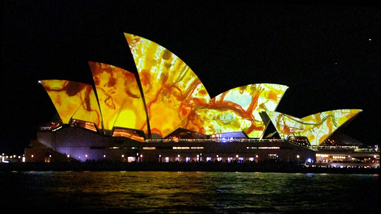 Beeld uit video: Sydney trapt festival af met vuurwerk en lichtshows
