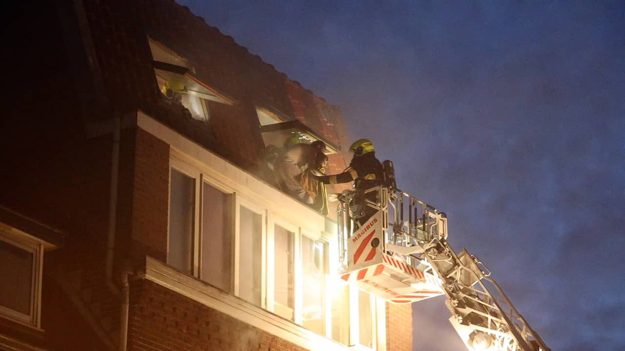 Beeld uit video: Brandweer redt vrouw en kind uit brandend huis in Haarlem