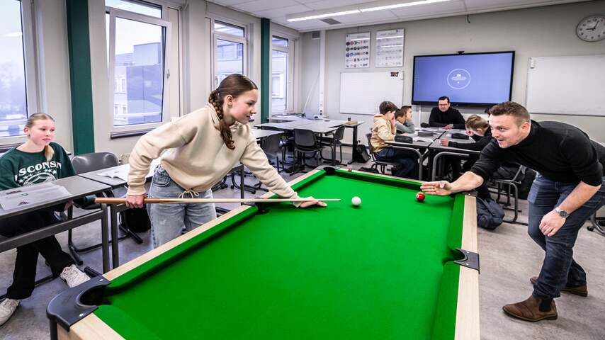 Pooltafel in de wiskundeles voor betere concentratie