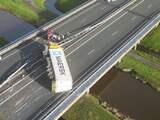 Vrachtwagen ligt dwars over de weg na ongeluk bij Leiden
