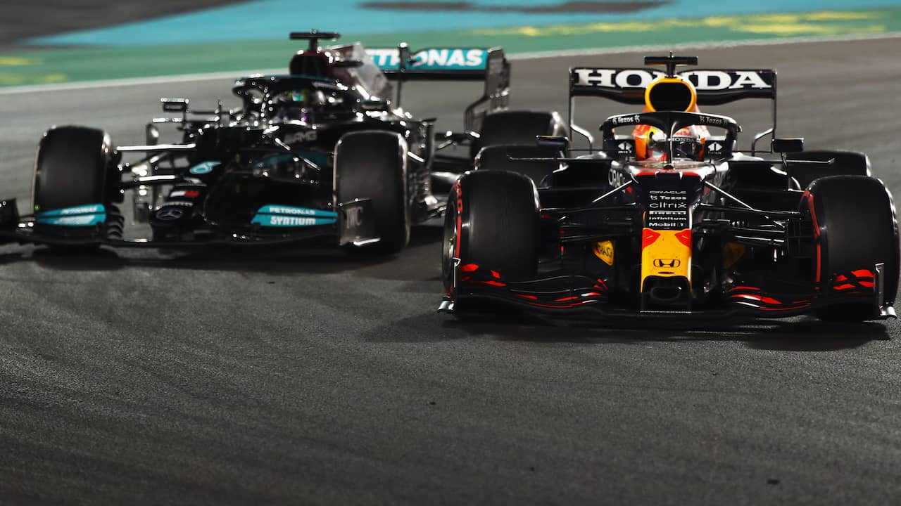 Lewis Hamilton dolf het onderspit tegen Max Verstappen door een bizarre slotfase in Abu Dhabi.