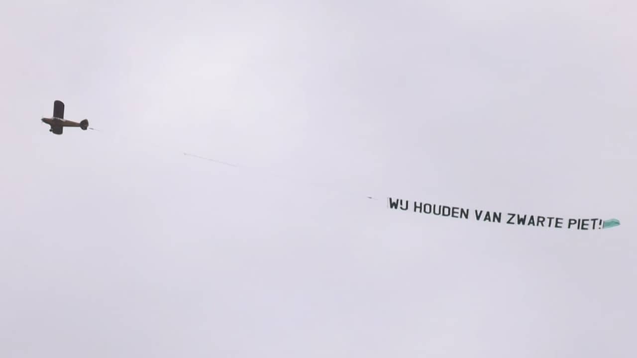 Vliegtuigje met pro-Zwarte Piet-boodschap vliegt over Apeldoorn