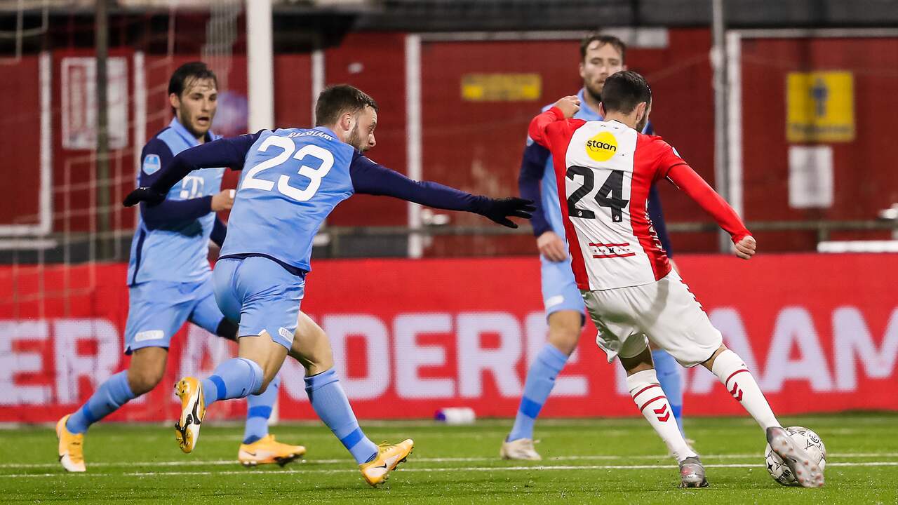 Lucas Bernadou schiet van afstand raak.