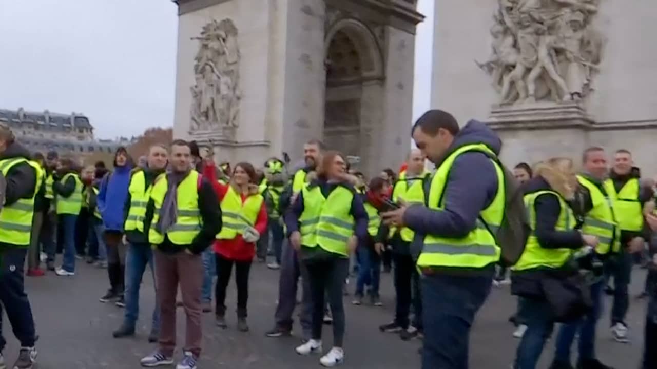 Beeld uit video: Politie gebruikt traangas bij blokkade Champs-Élysées