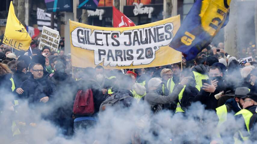 Politie en demonstranten botsen in Parijs bij 'Gele Hesjes'-protesten