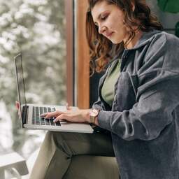 NU+ | Online opzoeken waar die hoofdpijn vandaan komt? Hier moet je op letten
