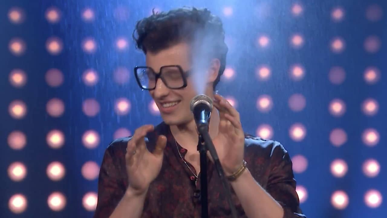 Beeld uit video: Shawn Mendes krijgt water in gezicht bij muziekspel