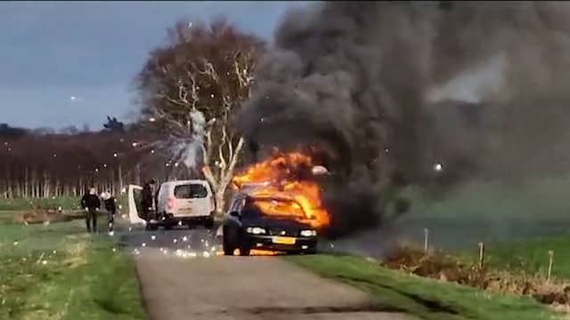 Beeld uit video: Vuurpijlen schieten uit brandende auto vol met Duits vuurwerk