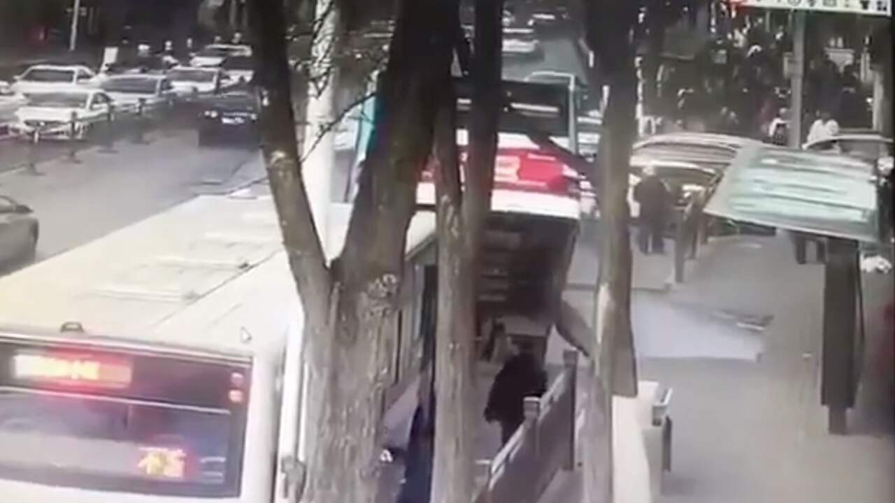 Zes doden nadat passagiersbus in zinkgat valt in China