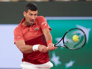 Djokovic hervat jacht op Roland Garros-titel met simpele zege, Rune ontsnapt