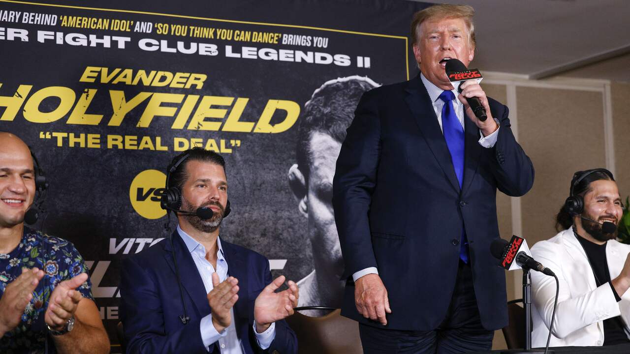 Donald Trump trad op 11 september op als commentator bij de bokswedstrijd van Evander Holyfield.