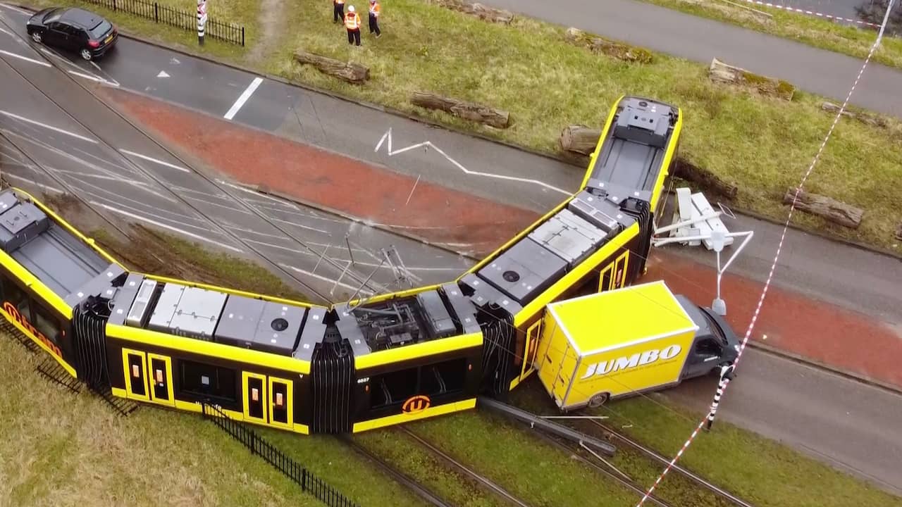 Beeld uit video: Drone filmt ontspoorde tram in Utrecht