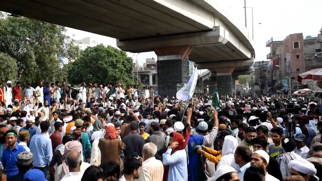Beeld uit video: Duizenden Pakistanen straat op tegen cartoonwedstrijd Wilders