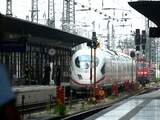 Man duwt moeder en kind voor trein in Frankfurt, jongen (8) overlijdt