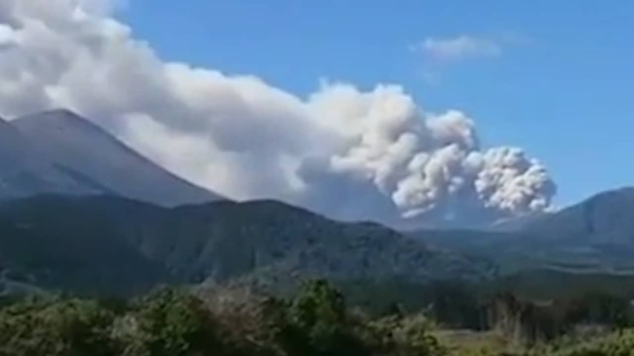 Beeld uit video: Drone filmt uitbarsting Japanse ‘James Bond’-vulkaan
