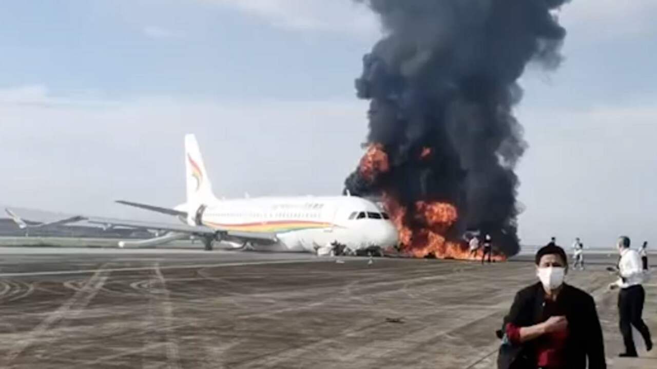 Beeld uit video: Vliegtuig raakt van de baan en vat vlam in China