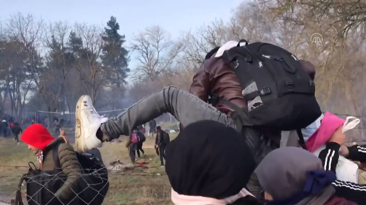Beeld uit video: Syrische vluchtelingen klimmen over hekken bij grens met Europa