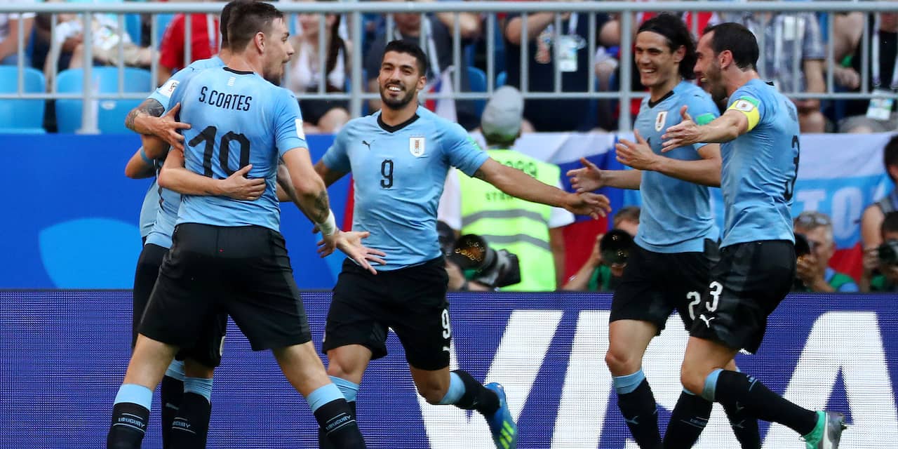 Uruguay als groepswinnaar verder op WK door ruime zege op tiental Rusland