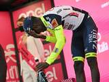 Giro grijpt in na ongelukje Girmay: proseccoflessen zonder kurk op het podium